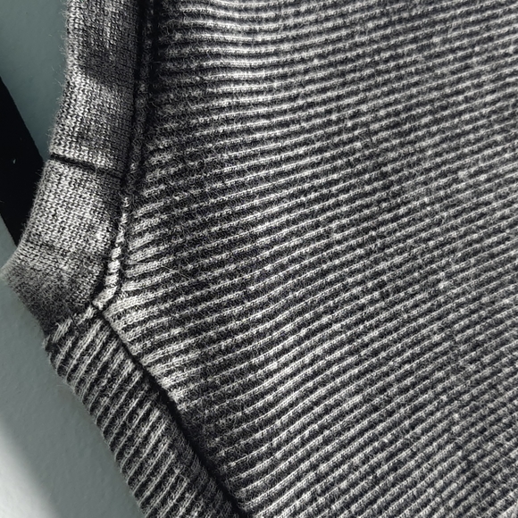 Large gray and black H & M top. - Picture 6 of 8